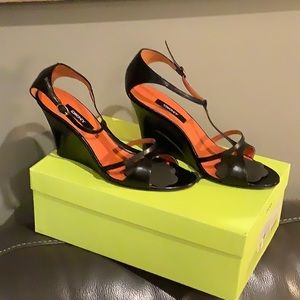 Donna Karan black leather T-strap Wedge Style K132211 size 7.5B